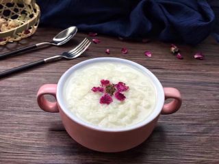 14、解渴消暑豆浆粥,煮好的豆浆粥,打开锅盖的瞬间豆浆清香扑鼻而来,尝一口清甜可口,谁不想吃呢?