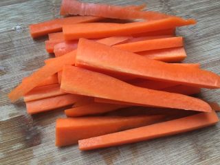 4、简单原味寿司,切长条