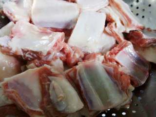 1、红烧羊排,将剁好的羊排洗净。