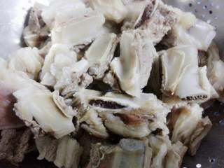 2、红烧羊排,锅内放入适量的冷水，放入洗净的羊排，加入半勺醋，烧开后用漏勺将羊排捞出，用清水冲净血沫，沥干备用。