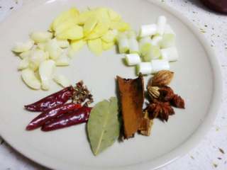 3、红烧羊排,姜切片，蒜拍破，大葱切小段，把干辣椒和几粒花椒，豆瓣酱和香料准备好。