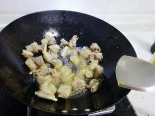 4、红烧羊排,锅内放入适量的油，烧热后倒入羊排，翻炒干水份。