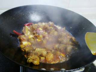 5、红烧羊排,加入豆瓣酱和葱姜蒜，干辣椒干花椒一起炒香，再加入两小勺料酒和半勺醋，炒匀。