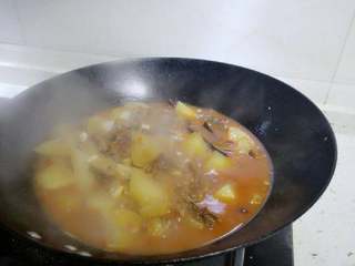 7、红烧羊排,将白萝卜放入锅里，炒匀后烧开后小火15至二十分钟，煮至羊排酥烂，萝卜变软，汤汁收干时，调入适量盐味鸡精后即可出锅。