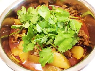 8、红烧羊排,放入香菜段既可。