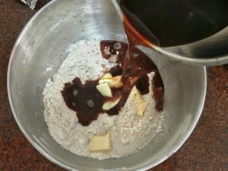 4、红酒果料面包,除了果料干，所有的材料都倒入厨师机桶或者面包机桶