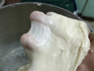 5、红酒果料面包,揉到面团可以出手膜的程度（图片是示例图）