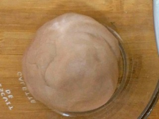 6、红酒果料面包,从大面团里取出1/4的小面团