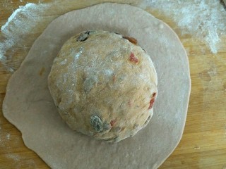 11、红酒果料面包,放上果料面团