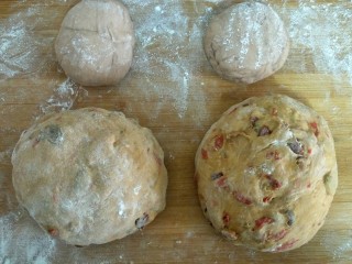 9、红酒果料面包,醒发好后把面团分成两份，用手揉去几下进行排气