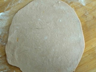 10、红酒果料面包,小面团用擀面杖擀圆和薄，能覆裹住大面团的程度