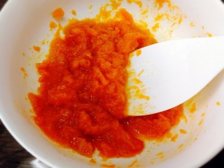 5、#最爱包子#+仿真小南瓜豆沙包,蒸好的南瓜放一大碗里,趁热压泥