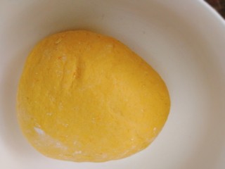 9、#最爱包子#+仿真小南瓜豆沙包,再用手揉光滑面团