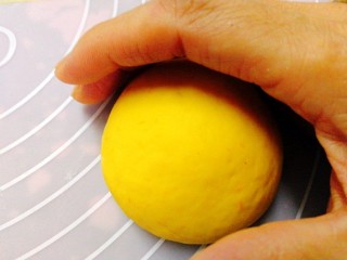 15、#最爱包子#+仿真小南瓜豆沙包,放案板上搓圆