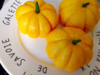 24、#最爱包子#+仿真小南瓜豆沙包,南瓜蒸好,去线装蒂