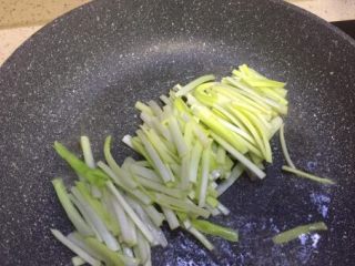 7、补肾健胃~红油烧烤味孜然韭黄,油温八成放入韭黄径翻炒