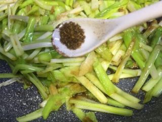 10、补肾健胃~红油烧烤味孜然韭黄,放入少许花椒粉