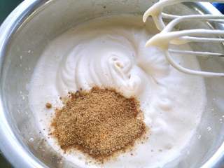 5、补血益气养颜佳品—红糖红枣戚风蛋糕,呈现明显的纹路，打蛋头出现弯钩时，最后一次加入红糖，继续打发