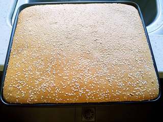 18、补血益气养颜佳品—红糖红枣戚风蛋糕,表面上色均匀后即可出炉脱模冷却