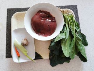 1、猪肝菠菜汤,食材准备好