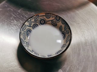 9、猪肝菠菜汤,淀粉加入3汤匙清水  形成水淀粉