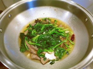 16、猪肝菠菜汤,放入焯过水的菠菜