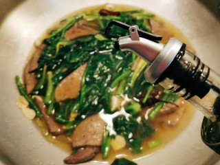 18、猪肝菠菜汤,加入几滴芝麻油 关火