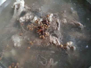 3、清炖枸杞羊肉汤,3.水煮开后，上面浮起血沫和脏的东西。