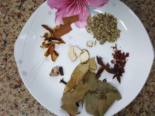 6、清炖枸杞羊肉汤,6.准备调料包的香料。