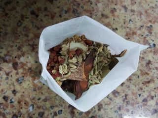 7、清炖枸杞羊肉汤,7.把香料放在无纺布袋中。