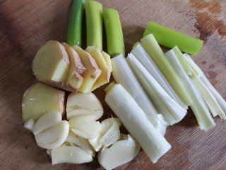 8、清炖枸杞羊肉汤,8.葱切段，姜切片，蒜拍碎。