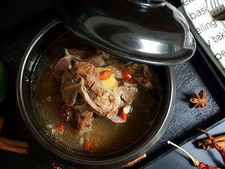 11、清炖枸杞羊肉汤,11.枸杞羊骨汤就做好了。 