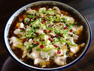 12、酸菜鱼,撒上蒜泥、胡椒粉、青椒丝、干辣椒、葱花,起油锅倒入橄榄油至油温在80度左右,淋在鱼片上既可。一起学习。