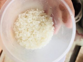 2、红枣黑米粥,珍珠米50克，没有的话用其他的米代替。加入珍珠米主要是为了让粥口感更好，如果单是黑米口感会比较粗糙。