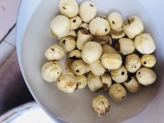 8、红枣黑米粥,莲子清洗干净