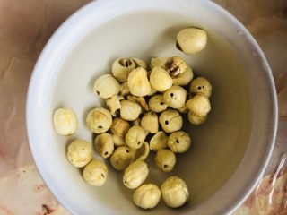 9、红枣黑米粥,用清水浸泡两个小时