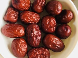 10、红枣黑米粥,准备红枣