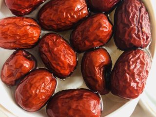 11、红枣黑米粥,将红枣洗净后浸泡二十分钟。