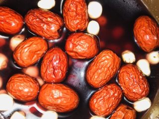 12、红枣黑米粥,将黑米、莲子、红枣放入锅内，放入适量的水。