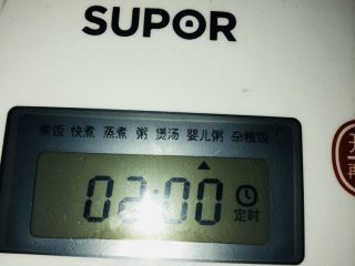 13、红枣黑米粥,黑米比较难熟，放入锅内选择婴儿粥模式，开始熬粥。