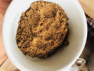 14、红枣黑米粥,红糖称量备用