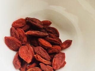 15、红枣黑米粥,枸杞称量后洗净备用。