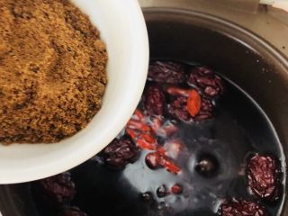 16、红枣黑米粥,熬煮一个半小时后加入红糖和枸杞，搅拌均匀