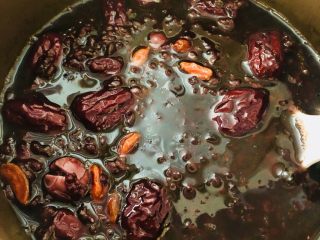17、红枣黑米粥,再熬煮半个小时左右即可出锅。