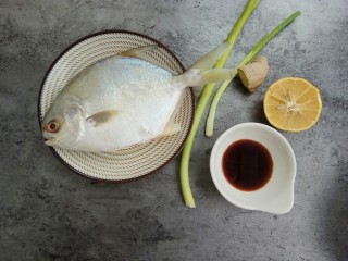 1、清蒸金昌鱼,首先准备好食材，将金昌鱼去腮洗干净
