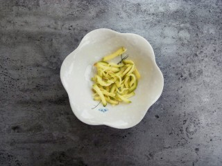 3、清蒸金昌鱼,生姜切丝