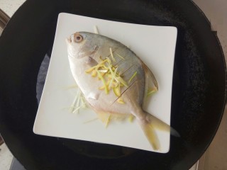 9、清蒸金昌鱼,开水上锅蒸8-10分钟