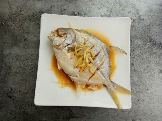 14、清蒸金昌鱼,可以慢慢浇保证每个地方都有蒸鱼豉油