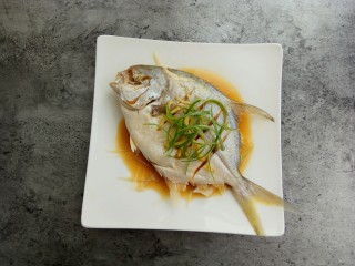 15、清蒸金昌鱼,最后撒上葱丝做装饰，再淋一些橄榄油或者核桃油，鲜美无比