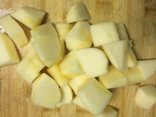 5、甜汤系列之桂花苹果汤,将苹果均匀切小块